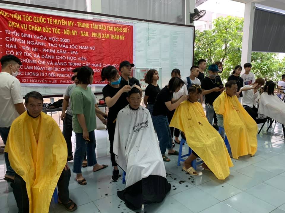 Viện Y dược học dân tộc TP Hồ Chí Minh cắt tóc miễn phí cho nhân viên y tế   Viện Y Dược học dân tộc Thành phố Hồ Chí Minh
